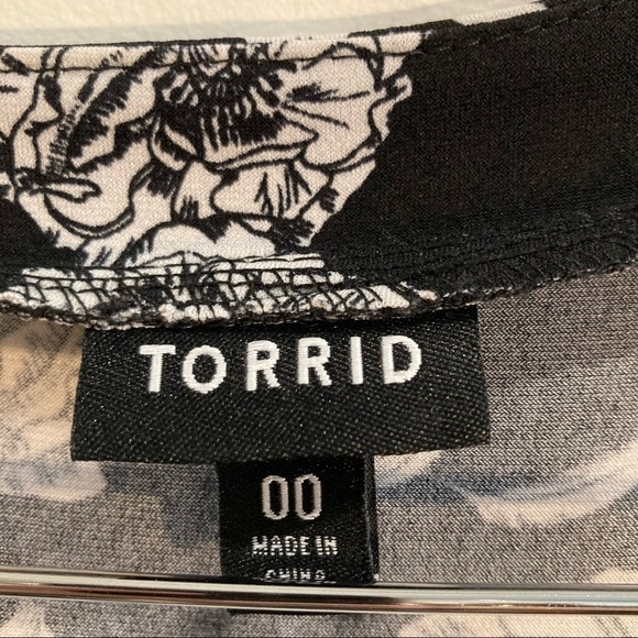 TORRID Sz 00 (Sz 10 equiv.)  A-Line Floral V-Neck Bat Wing Sleeves Cinched Dress - Picture 4 of 8